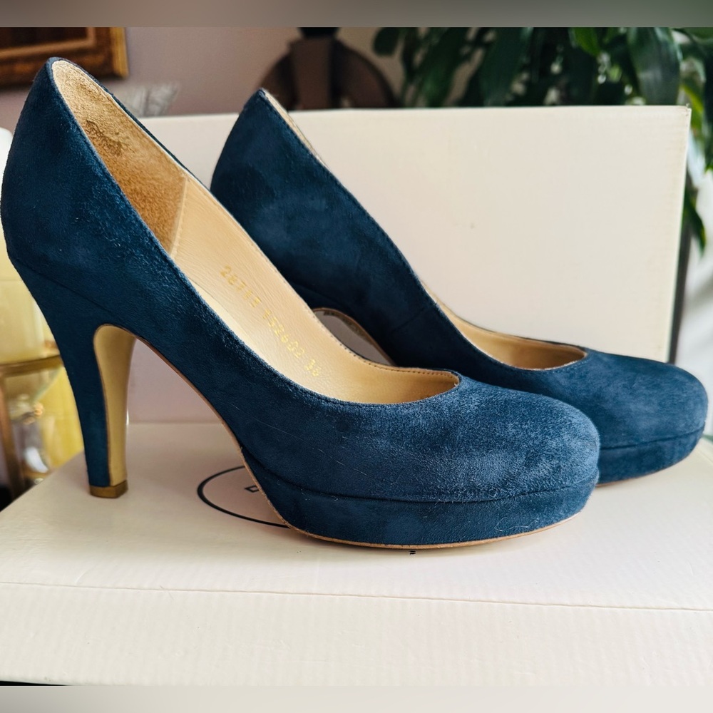 A  MCI  Blue suede  high heels shoes 👌